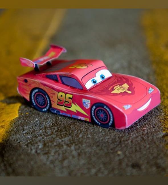 Сделать молния маквина. Молния Мак куин. Cars 2 Lightning MCQUEEN. Молния Маккуин Papercraft. Молния Маккуин модель.