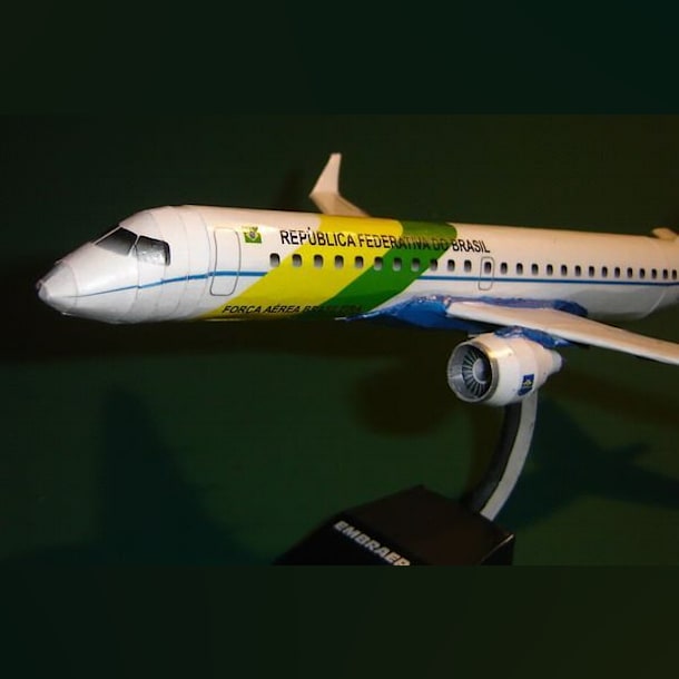 Бумажная модель Самолет Embraer 190