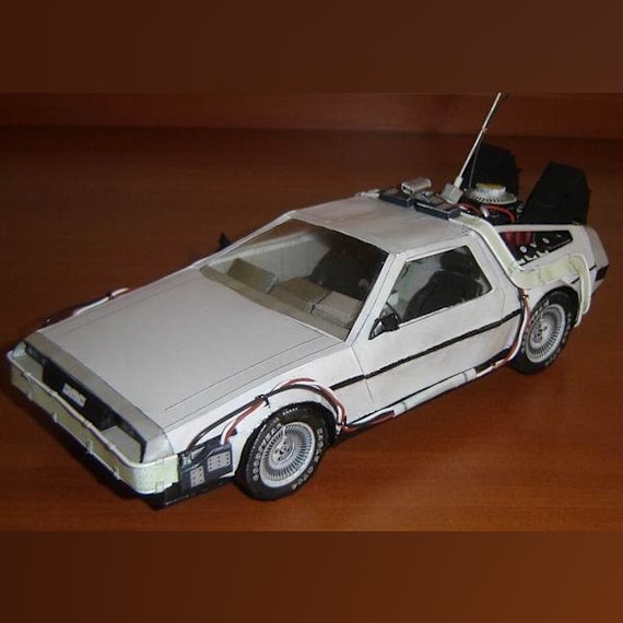 Автомобиль DeLorean DMC-12 (Назад в будущее)