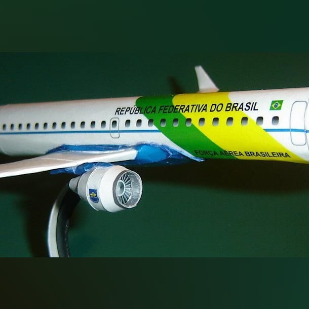 Бумажная модель Самолет Embraer 190