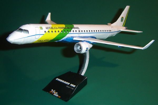 Самолет Embraer 190