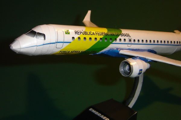 Бумажная модель Самолет Embraer 190