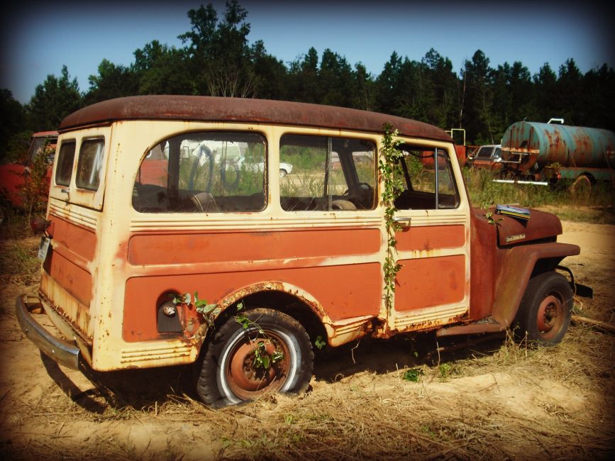 Бумажная модель Заброшенный Willys Jeep Station Wagon 1949 года